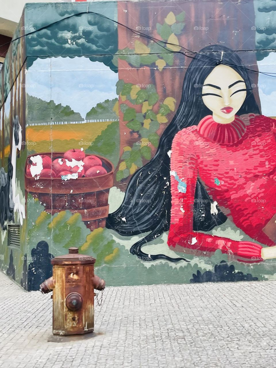 Mural com cores vibrantes, na cidade do Porto.