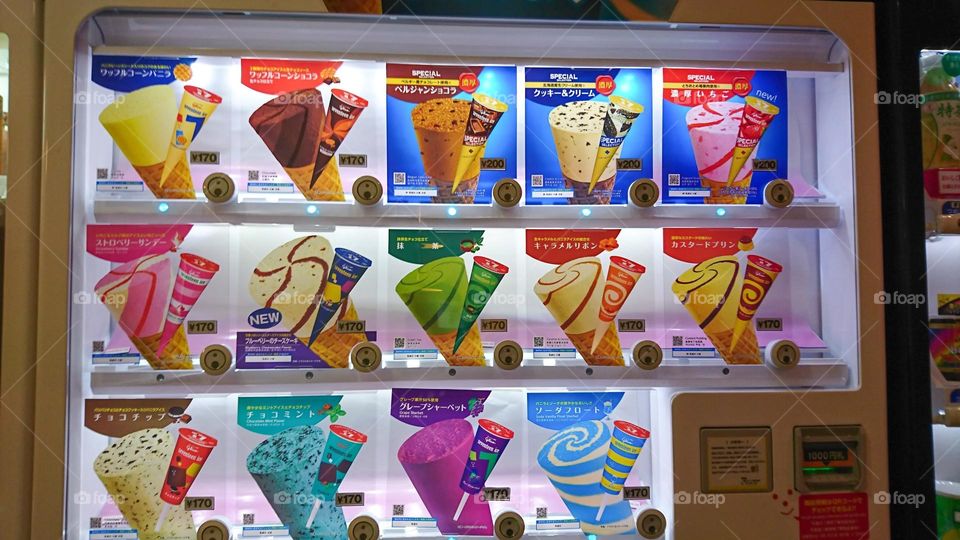 This is ice cream automatic machine. It’s have so many flavors,let you choose.