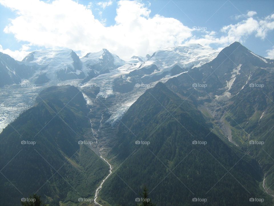 Encore une photo de mon voyage à Chamonix il me semble d'il y a deux ans. Nous pouvons voir ainsi les montagnes ainsi que les nuage qui y reposent au dessus. Cette photo a été prise avec mon Nikon P100. N'hésitez pas à vous abonner ;)