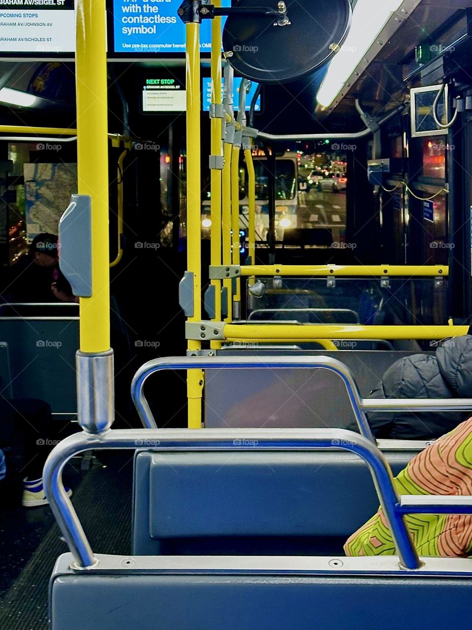 These are the futuristic looking metal tubes, plexiglass dividers, seats and railings of the „B43“ bus that I’m riding once again today back from „Bushwick“ to „Greenpoint“, Bklyn at „Newtown Creek“ by the „Pulaski Bridge“. 2023. Hypnotic Productions