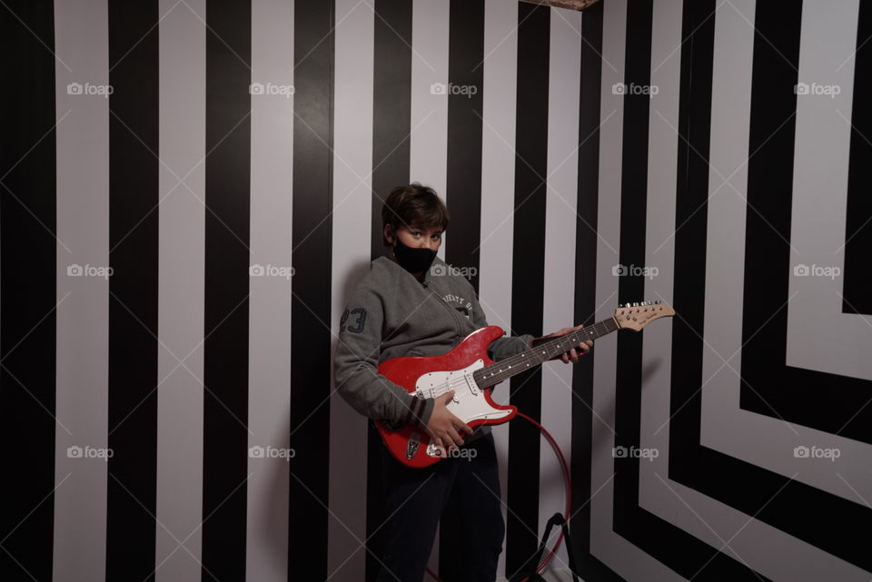 niño guitarra coronavirus