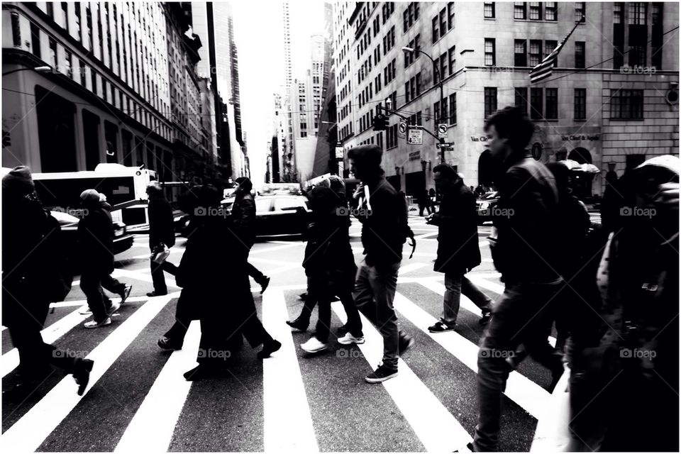 People crossing Fifth Avenue in New York
