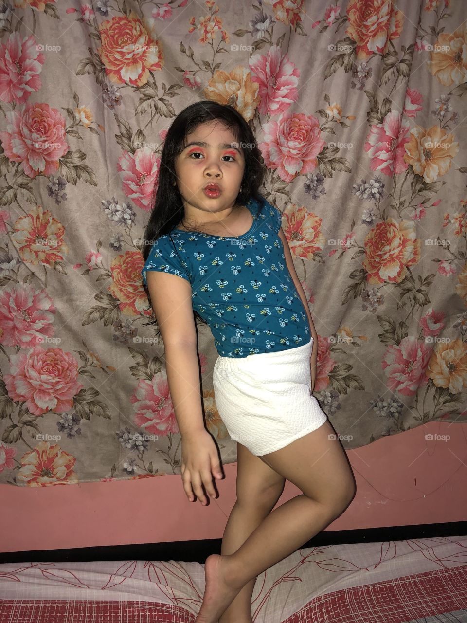 She did her own makeup! 👩🏻‍🦱