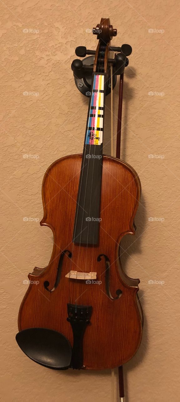 Violin on the wall 
