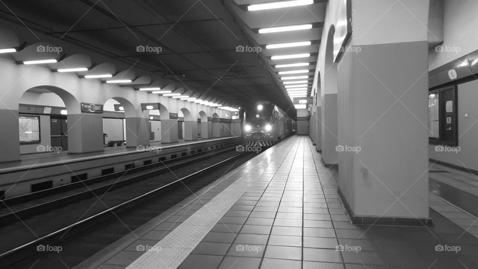 treno alla stazione di Milano. treno in arrivo al binario 1 Milano