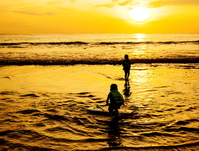 Color of the sunset, Patong be. Children enjoy playing Calm amid rough seas And magnificent evening light 
This is a tourist attraction With its natural