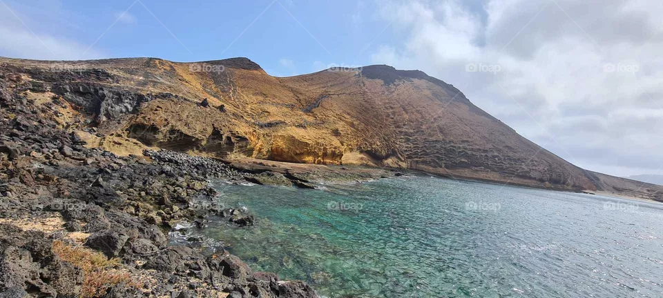 paisaje de montaña con aguas transparentes en zona muy salvaje