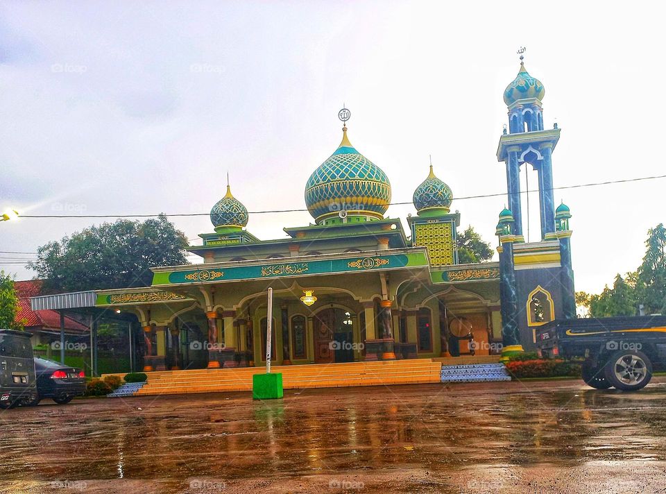 Afternoon when it was drizzling in the holy month in the Mosque area