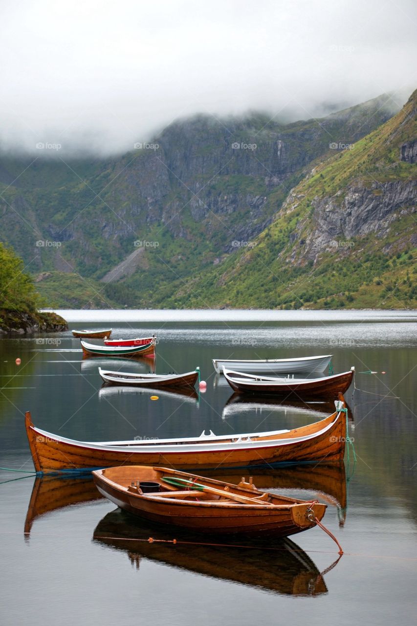 Ågvatnet lake and canoes 