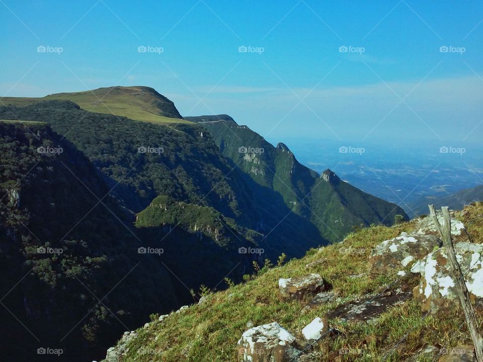 These mountains are very visited by people in Brazil, they are located in the southern region, in the city of Bom Jardim da Serra. The scenery is very beautiful and people like to go in the winter to observe the stunning scenery.