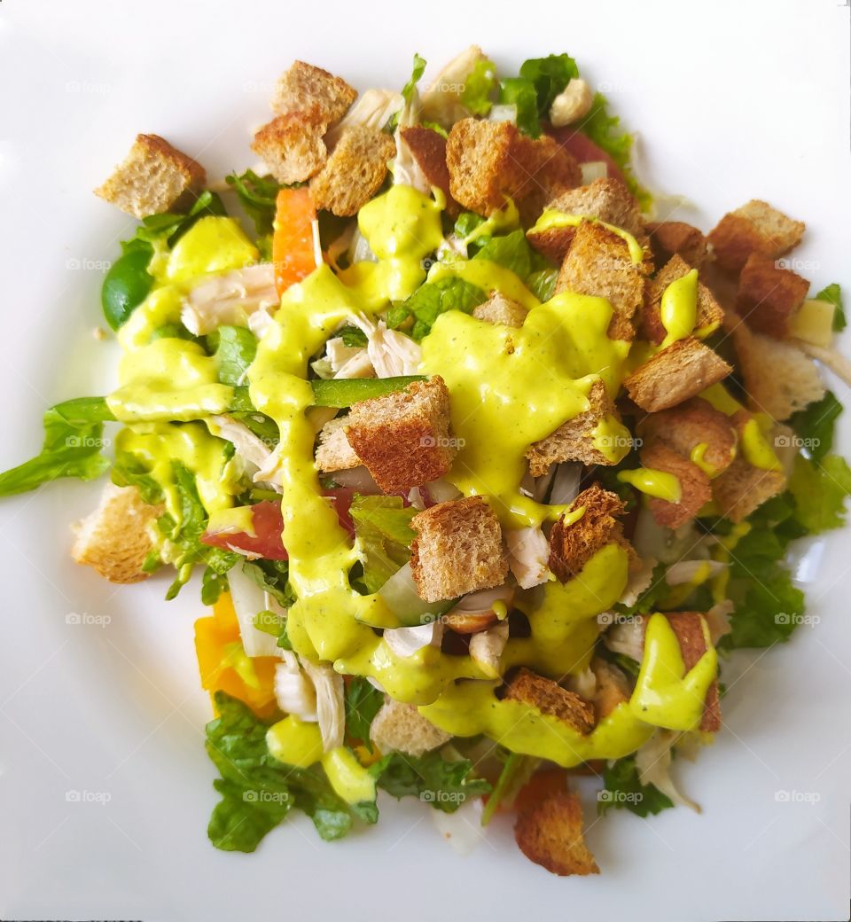 A colorful, tasty and healthy food, salad with mango sauce. Uma comida colorida, saborosa e saudável, salada com molho de manga.