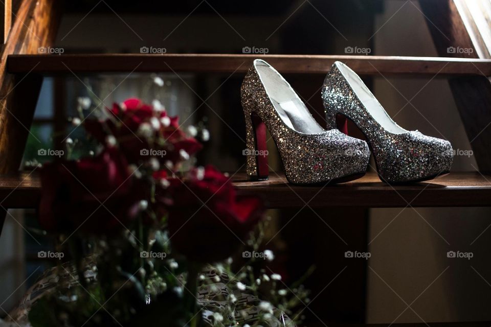 Shoes wedding fotografía artística 15ces 15 quince años flores rosas rojas brilló lights zapatos madera 