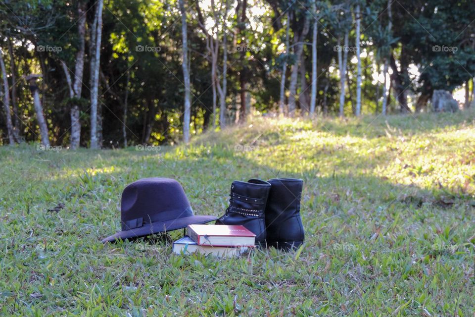 A receita para uma tarde perfeita: botinas, chapéu e livros