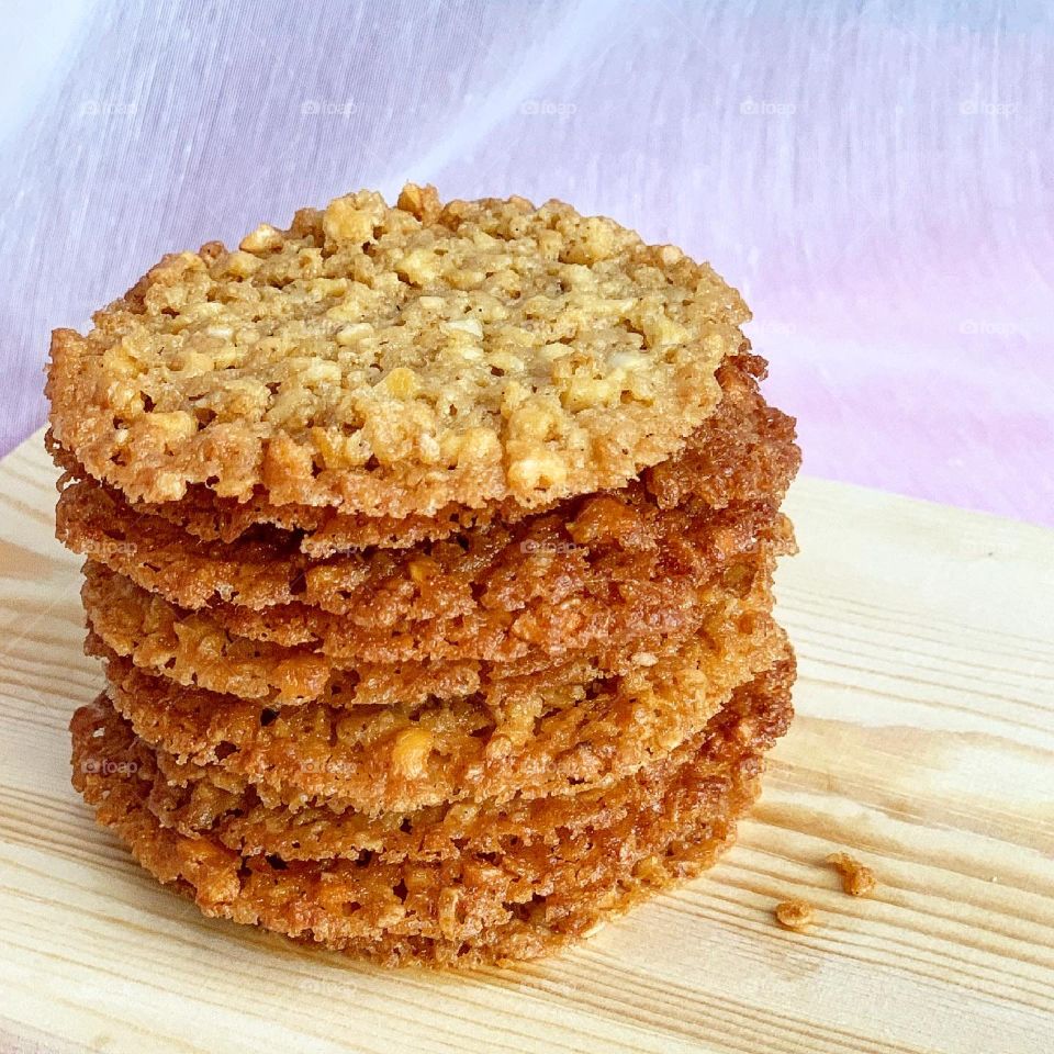 Thin crisps in almond oats and honey