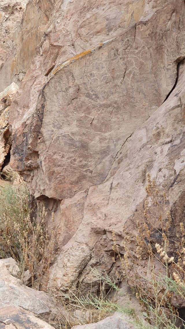 drawings of pre historic people on the rocks