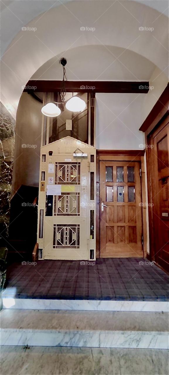 This is the old fashioned open floor by floor elevator the guests at the „Pension Margrit“ in „Wilmersdorf“, „Berlin“, Germany are trusted to operate on their own. 2023. Hypnotic Productions