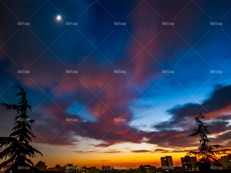even city's get some of the most 
beautiful skies we just have to look up. 
when the fullmoon is out at sunset you 
get the most amazing experience of 
both day and night at the same time. 
the horizon of the busy city overlooked by heavenly scenery
