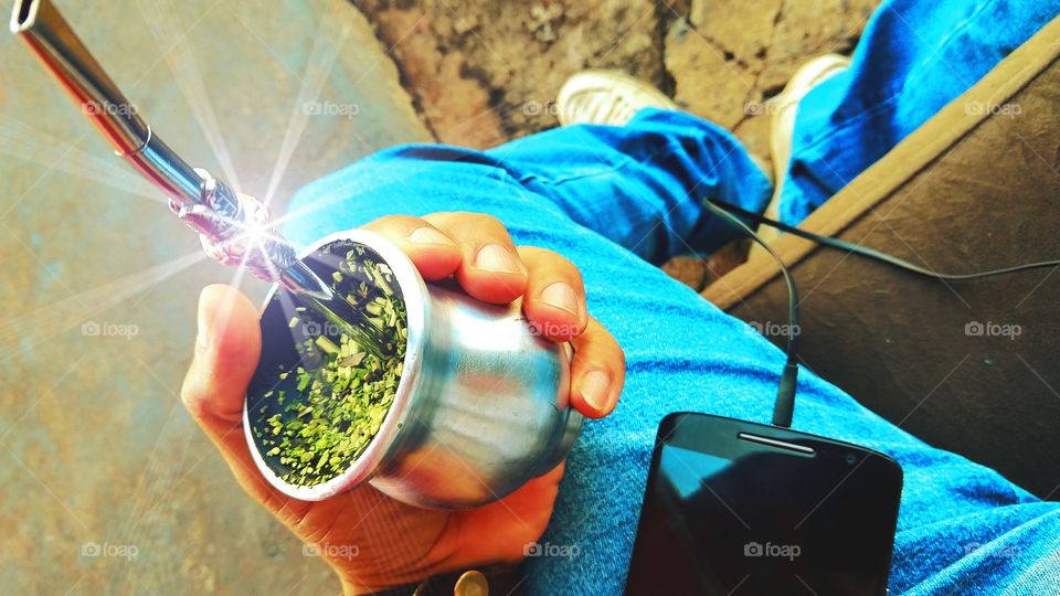 Cuia e bomba. Ervas verdes naturais com água gelada, tereré.