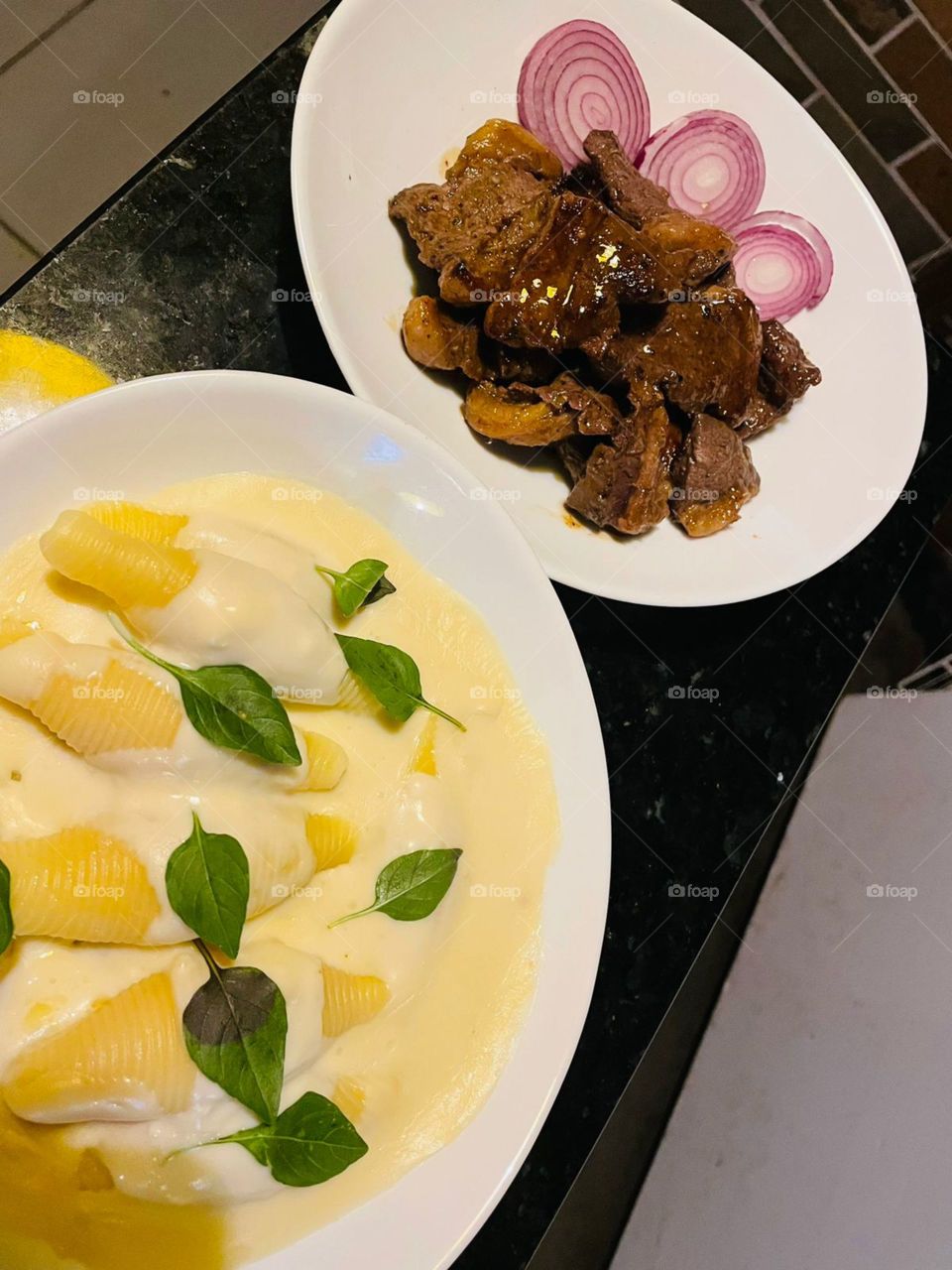 Conchiglione de frios ao creme brie, acompanhado de iscas de picanha.
