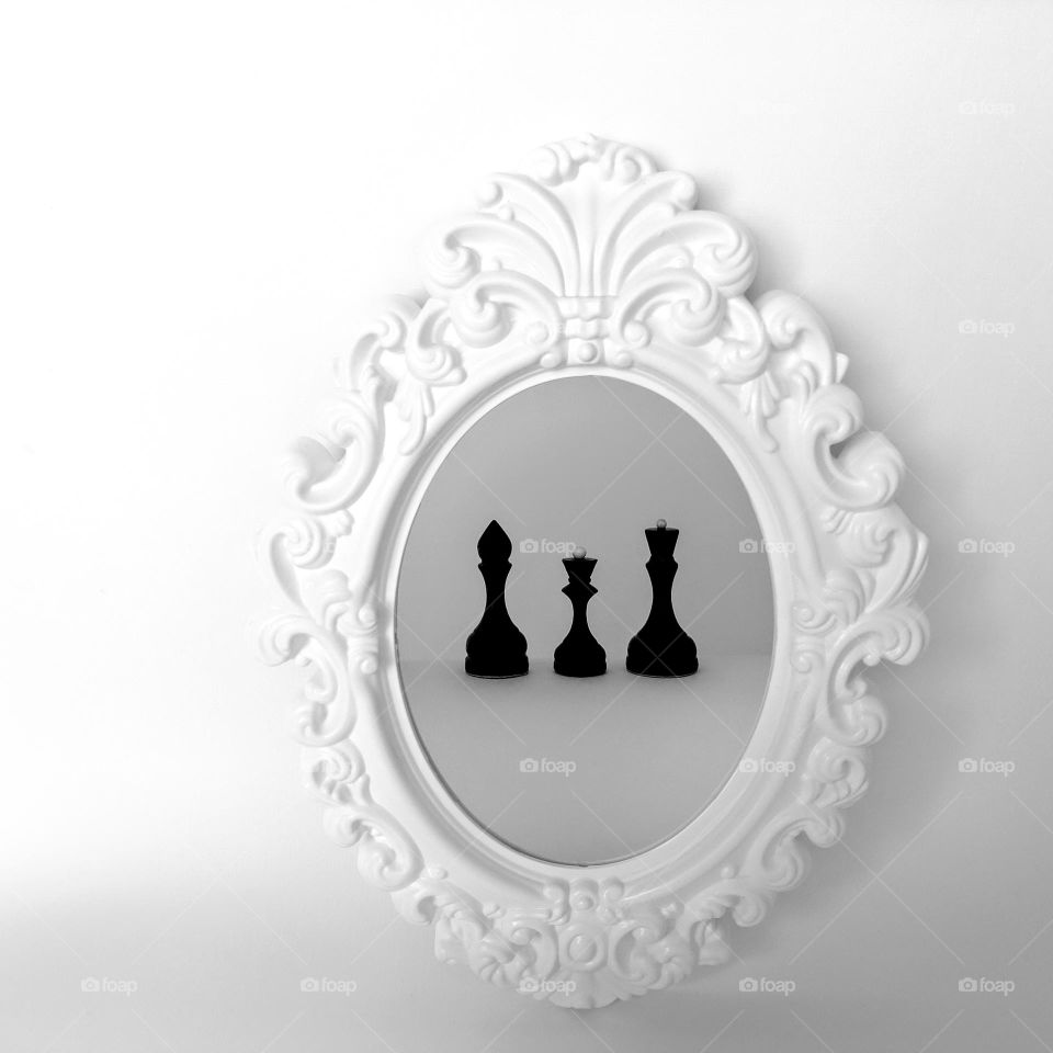 Reflection in the mirror of three chess pieces🪞♟️🪞