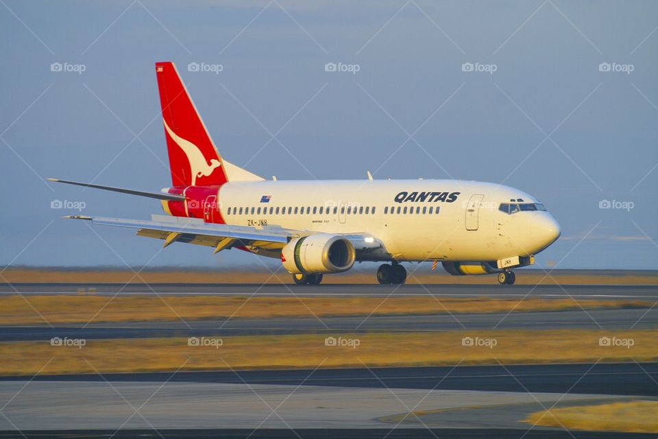 QANTAS AIRWAYS B737-700 AT SYDNEY KINGSFORD SMITH INT. AIRPORT