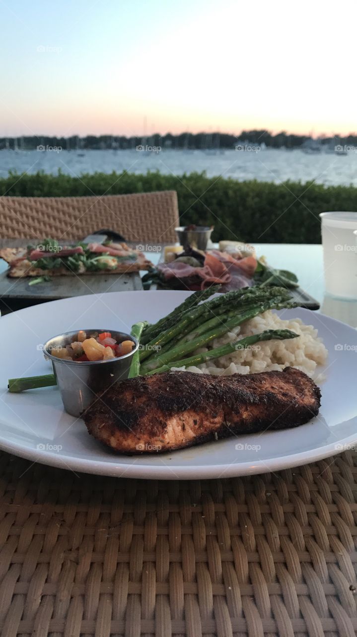 Dinner with a view of the ocean. Salmon as always with a cheese plate to begin and grilled pizza 🤤