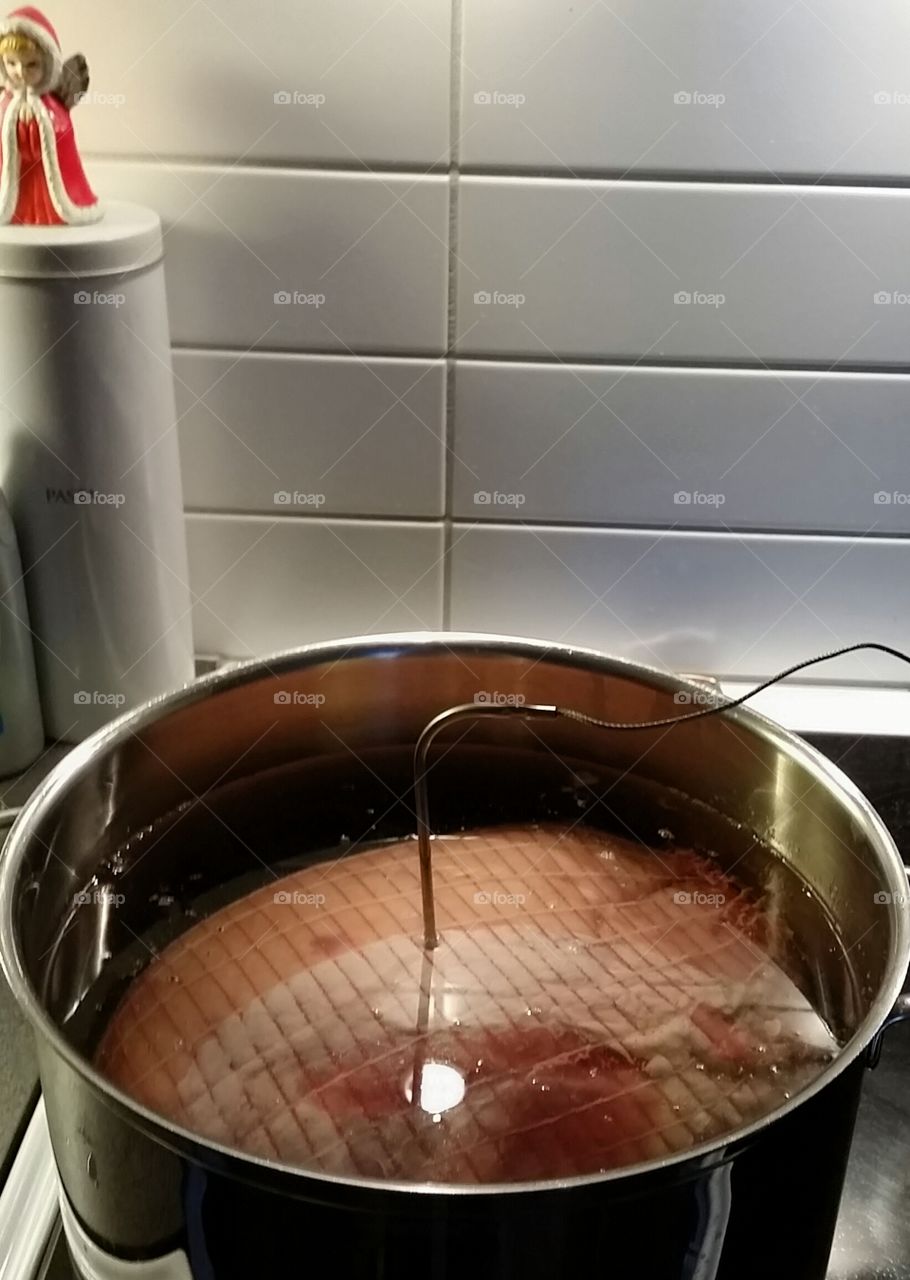 Boils Christmas ham! 🎄😀