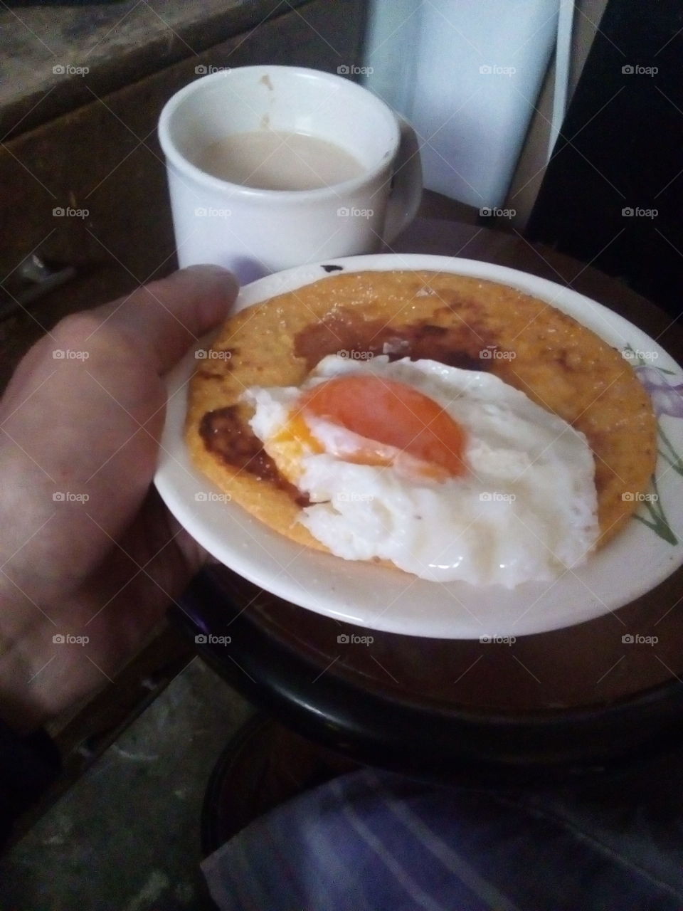 Arepa con huevo y café