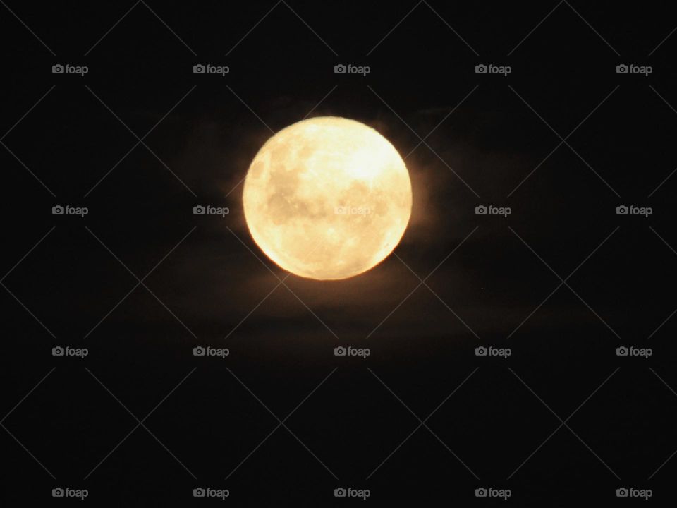 luna llena asomándose por la cordillera