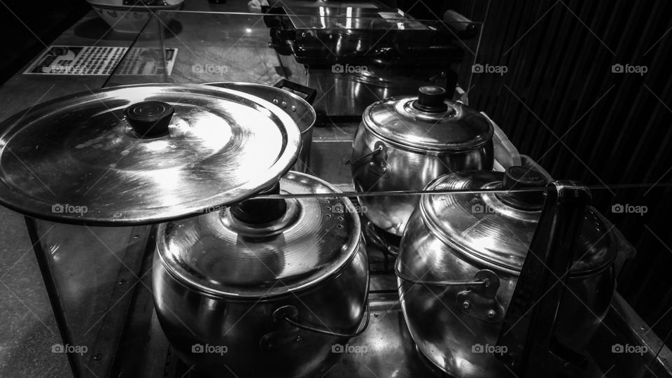 Cozinha. Caldeirões e tampas de alumínio e inox.