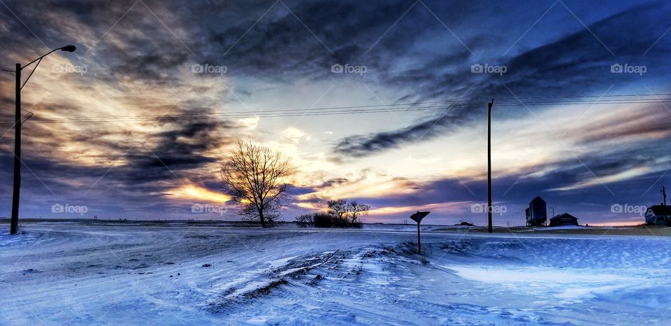 A sunset does not know that boarders are real.