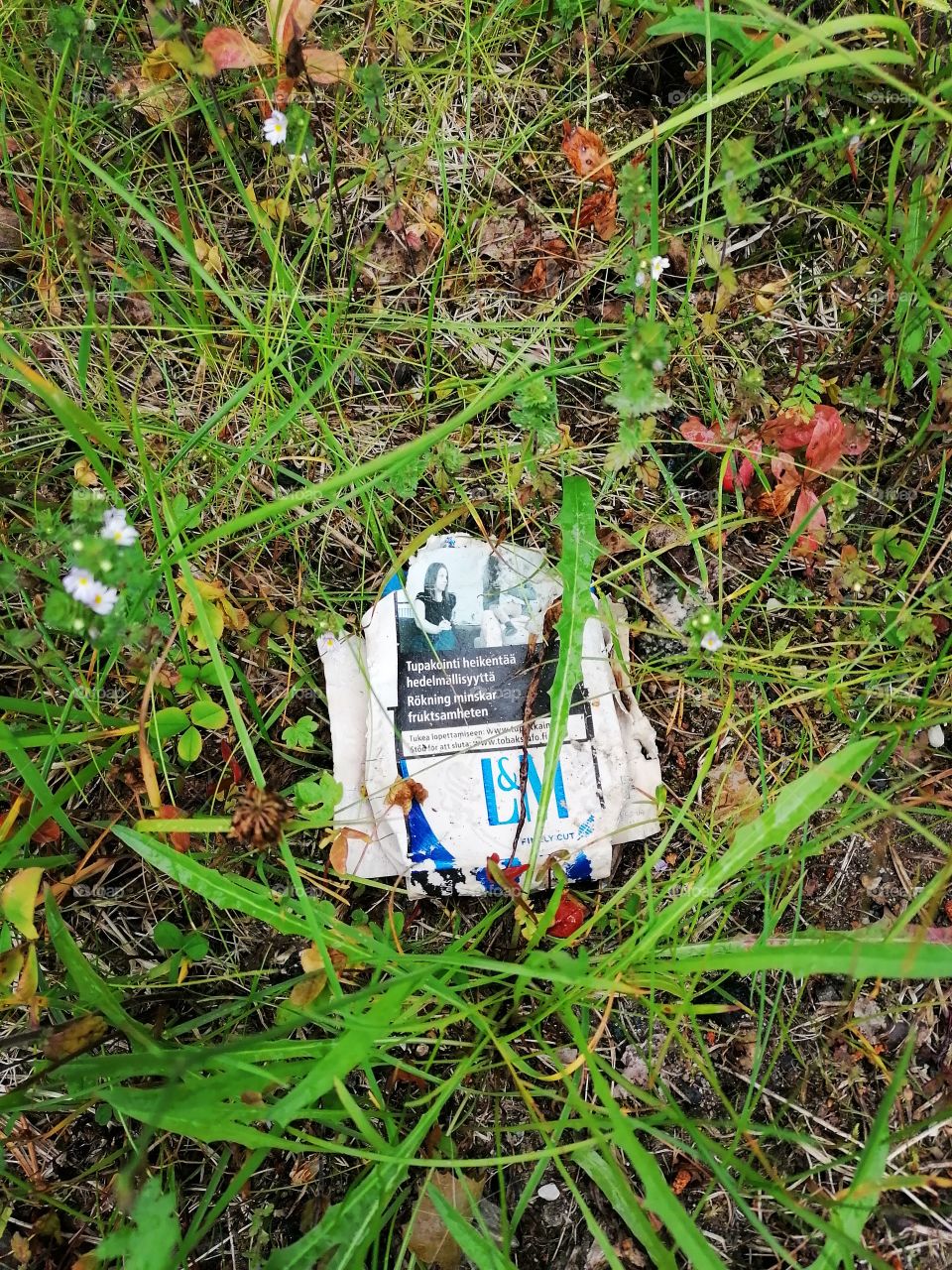 Garbage in nature. Don't do this!