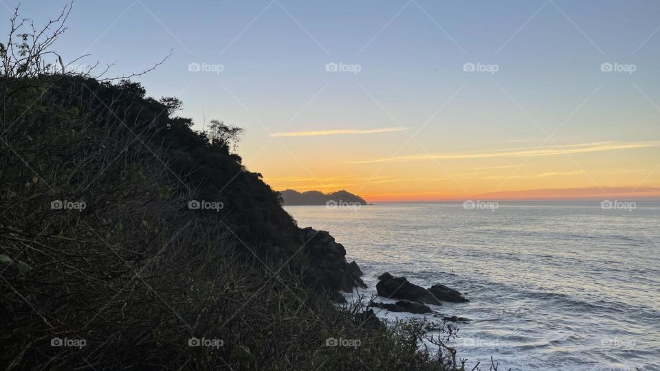 Atardecer en la playa desde la montaña