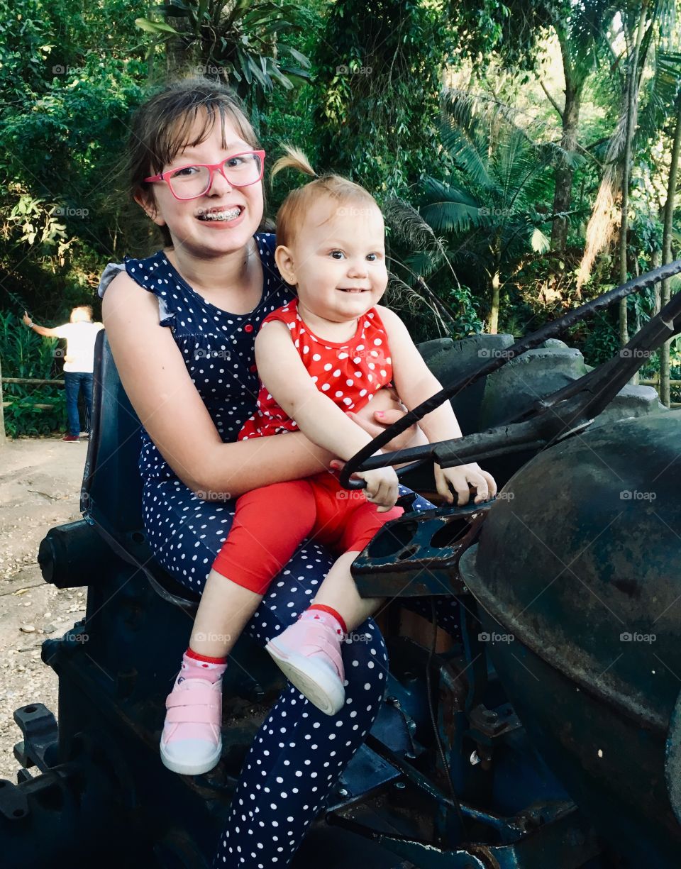 Meus doces sorrisos! Olha aí a Maria Estela e a Marina - cada irmá com sua graça e suas covinhas. Encantadoras. 