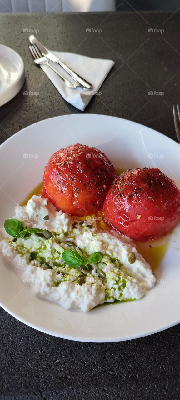 tomato and cheese salad