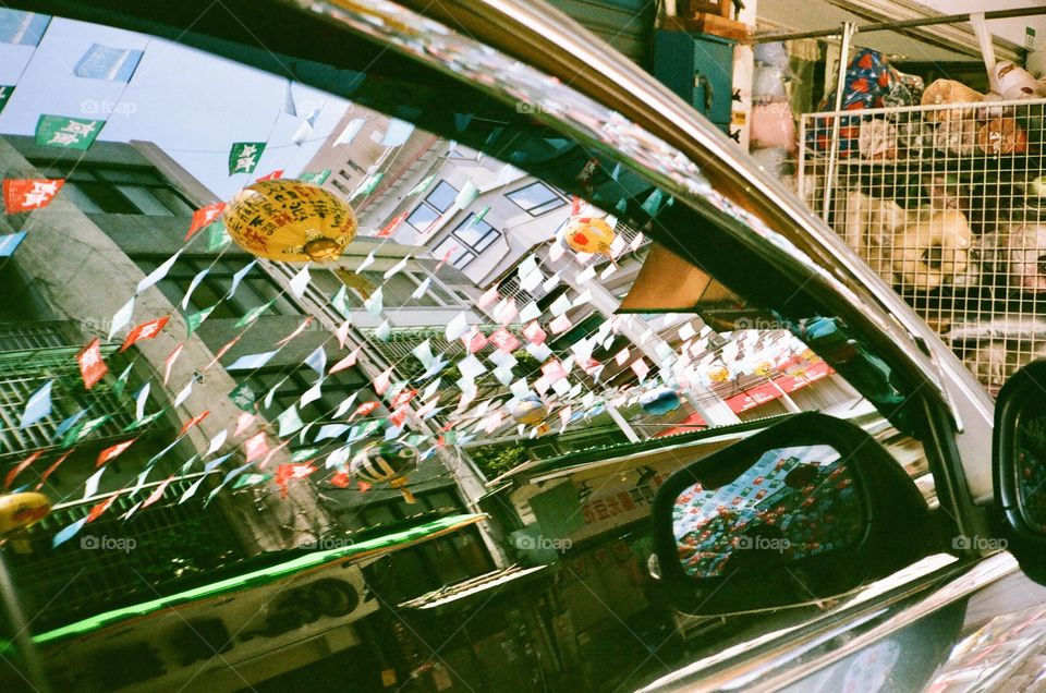 🎨🏙街彩，炎夏正午 #フィルム #colorful #flags #reflections #rear #mirror #car #windows  #noon #Travel #Taipei #Taiwan #traveltheworld #streetart #RolleimatAF #filmphotography #FujifilmSuperia 400  #StreetPhotography