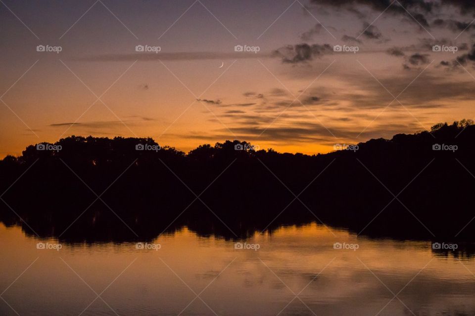 Crescent moonset 