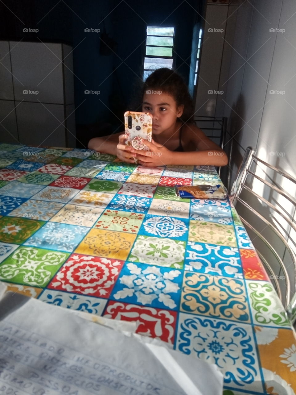 Criança, assistindo vídeos!