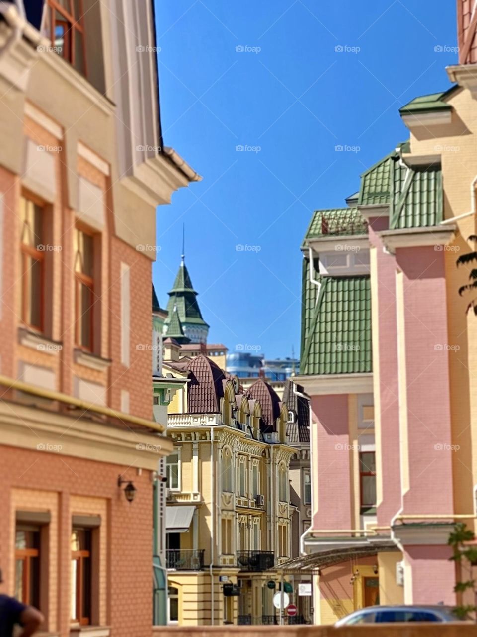 bright colors in minimalism