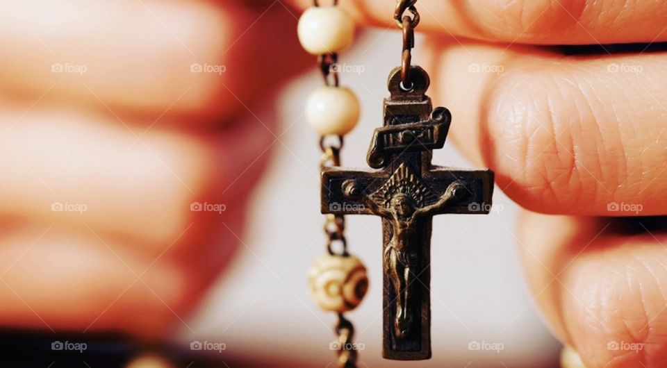 May we, through the prayer of the Holy Rosary, gain the indulgences of this Holy Catholic devotion. / Que pela oração do Santo Terço, ganhemos as indulgências desta Santa devoção católica. 