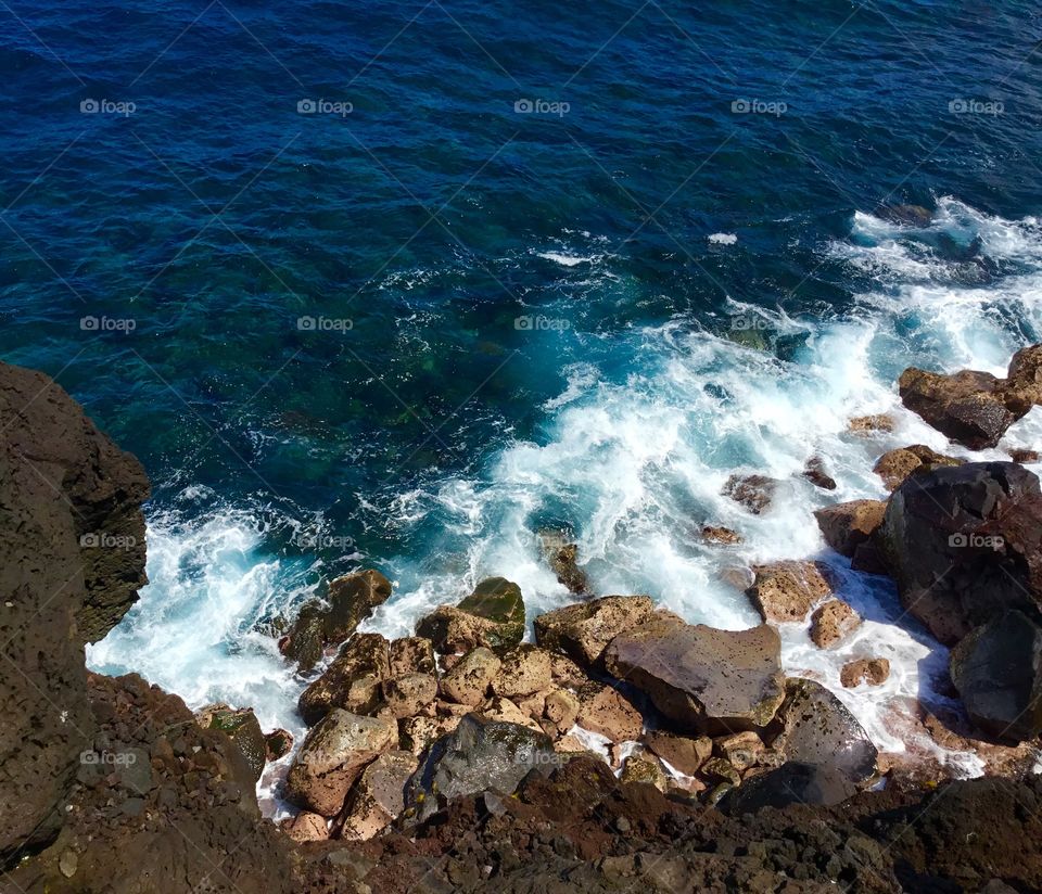 Blue ocean, waves, seashore