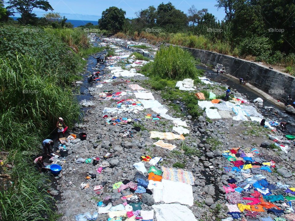 São Tomé river washing