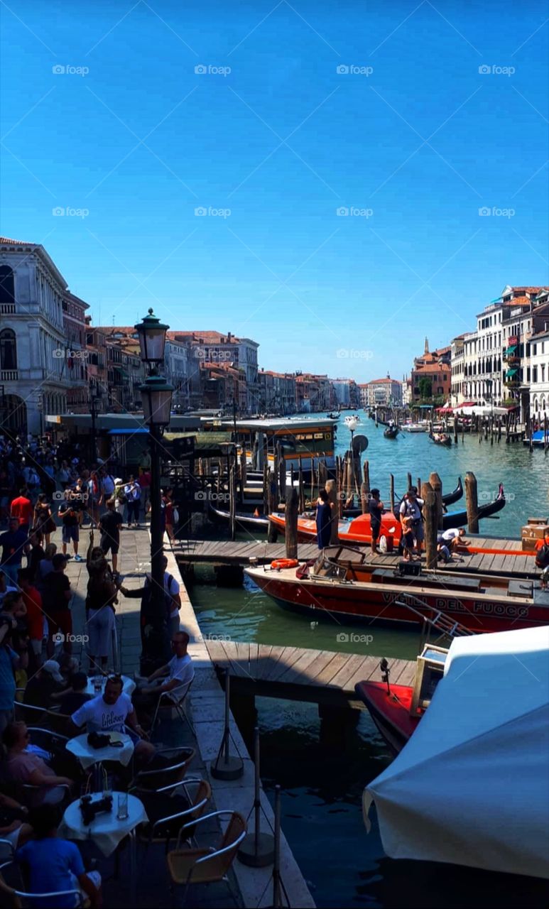 пристань в Венеции, лодки, кафе