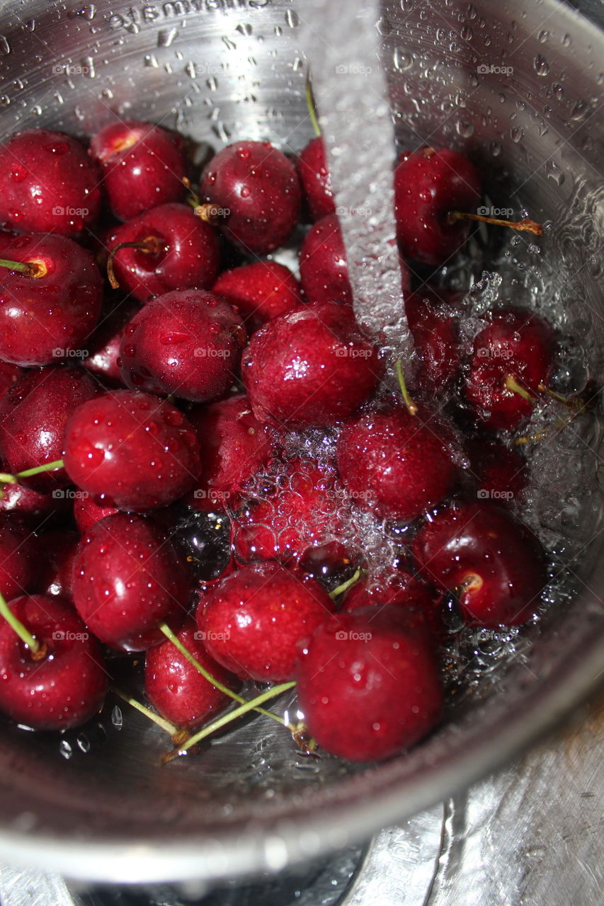 Washing the cherries