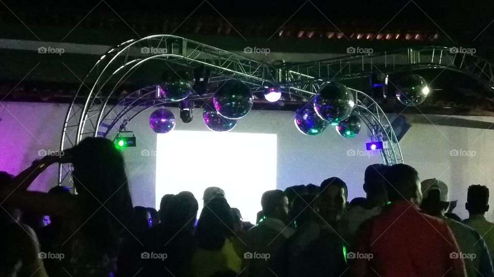 danceterias,  salão para encontros festivos . luzes e pessoas .