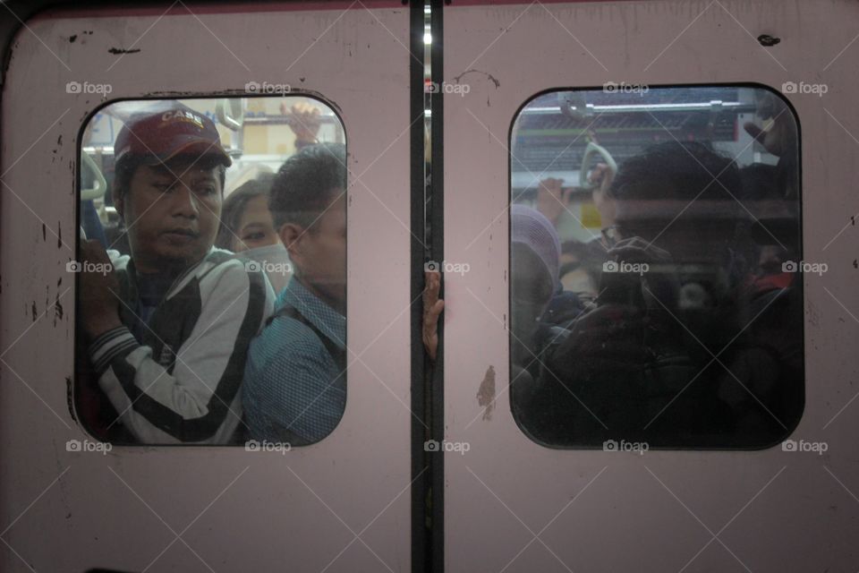 What do you fell ? A  train passenger in Jakarta is wedged in the train door when leaving the local station.