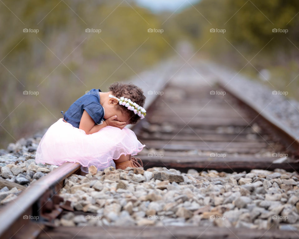 Trilho de trem com criança