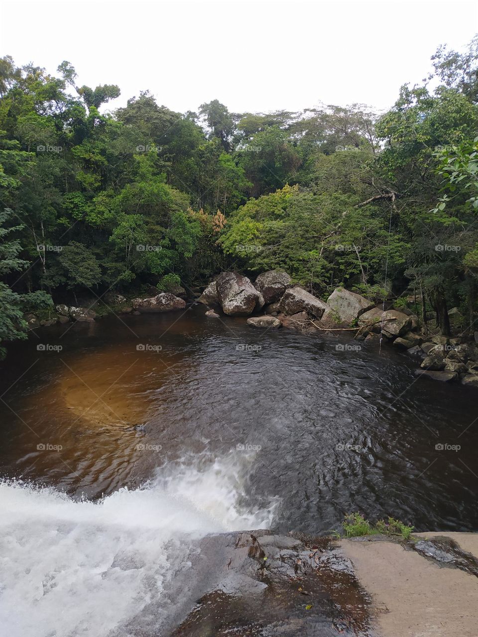 Cachoeira no litoral norte do Brasil.
