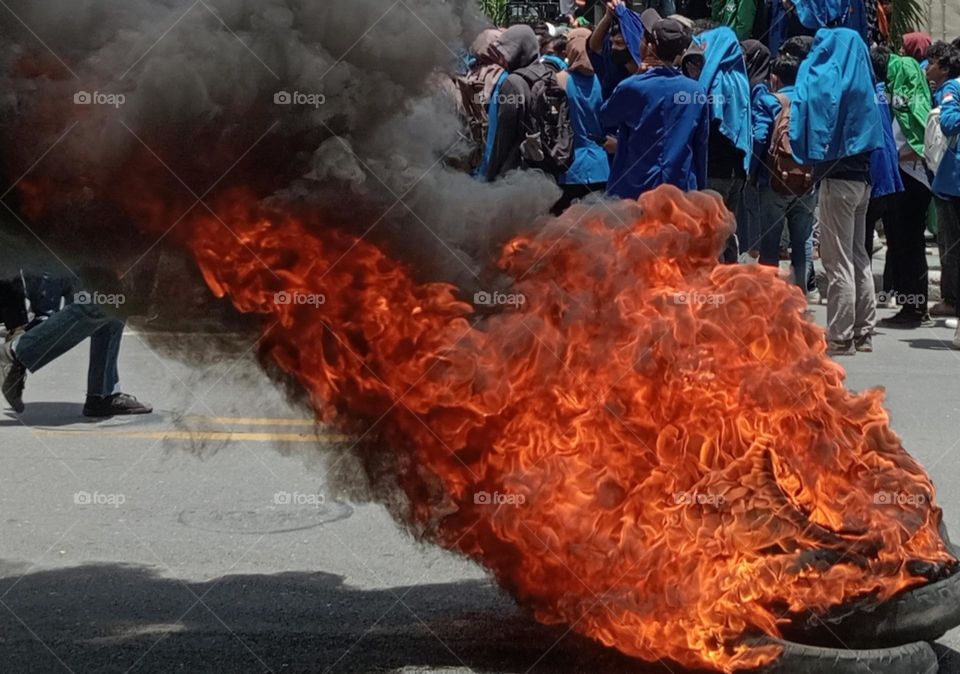 The fire ignited the burning enthusiasm of the demonstrators in front of the DPRD building in Central Sulawesi, Indonesia