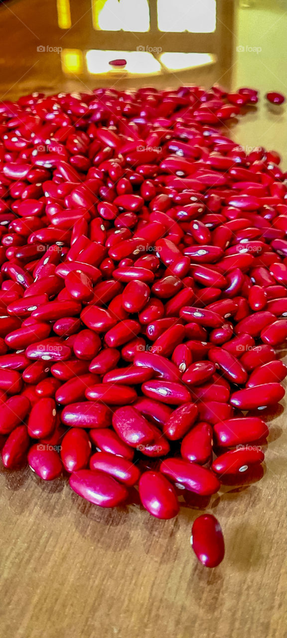 Photo of Red Beans with reflection on the glass table.
Foto de Feijão Vermelho com reflexo na mesa de vidro.